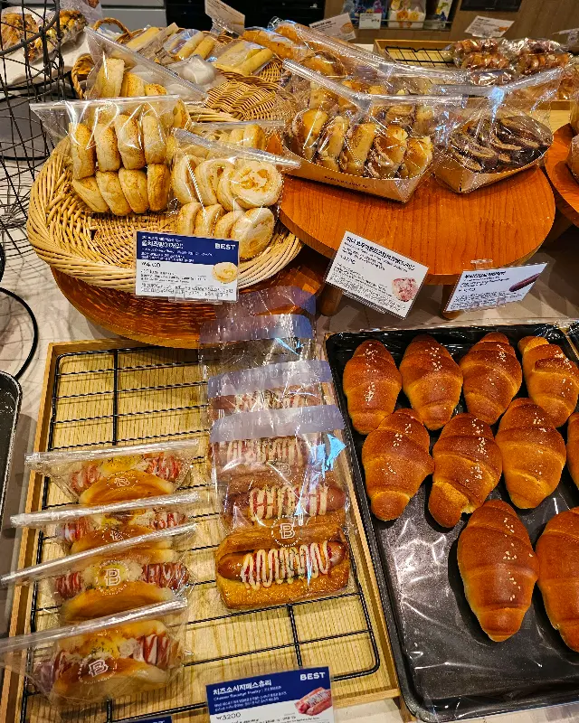 다양한 종류의 빵이 진열된 모습