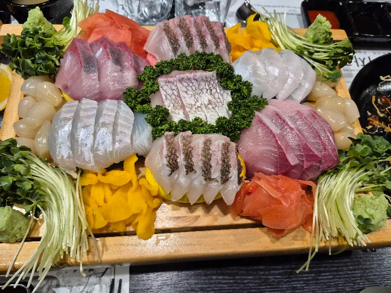 다양한 종류의 숙성회가 담긴 나무 접시