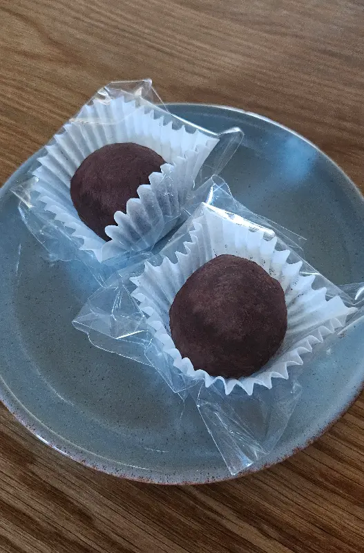 테이블 위에 놓인 두 개의 초콜릿 트러플