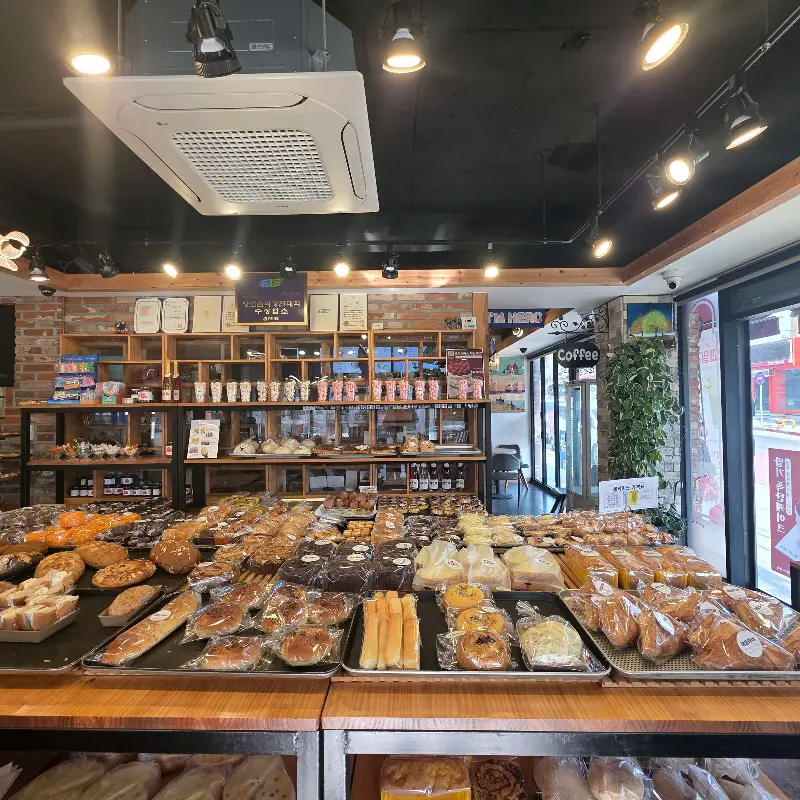 다양한 빵들이 진열되어 있는 매장 내부