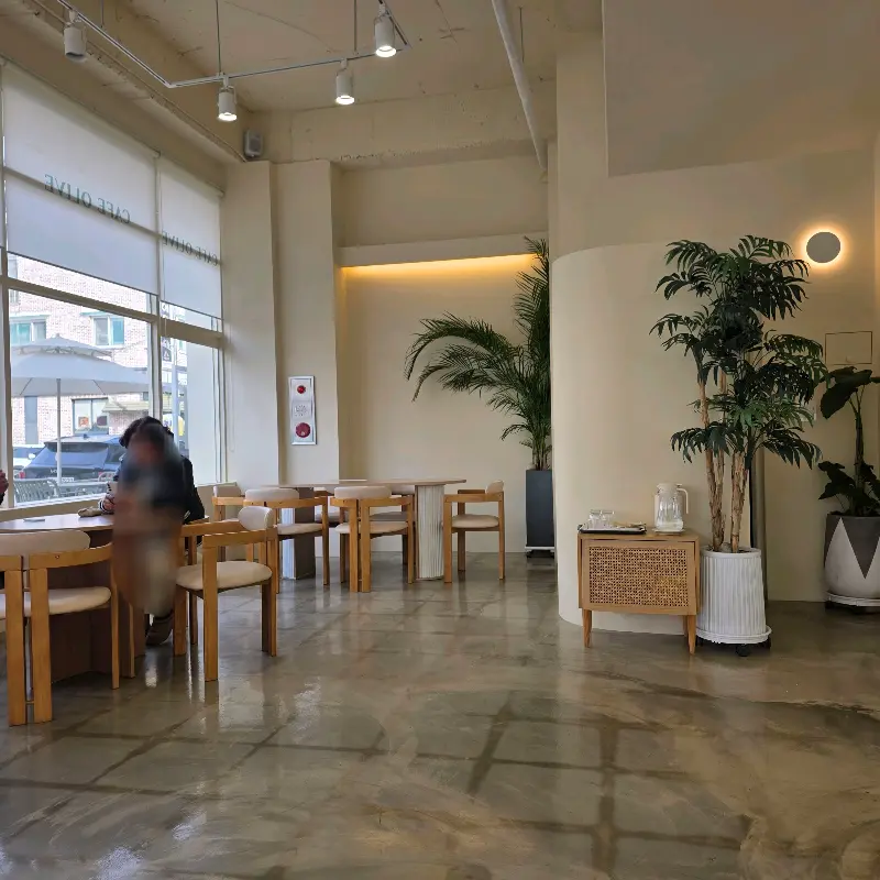 넓고 쾌적한 카페 내부