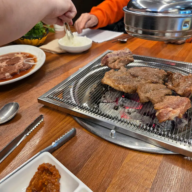 숯불 위에서 맛있게 익어가는 돼지갈비