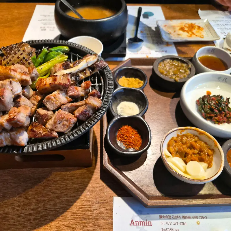 다양한 소스와 잘 구워진 고기, 그리고 된장찌개의 조화