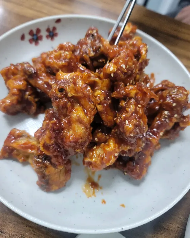 접시에 담긴 양념치킨