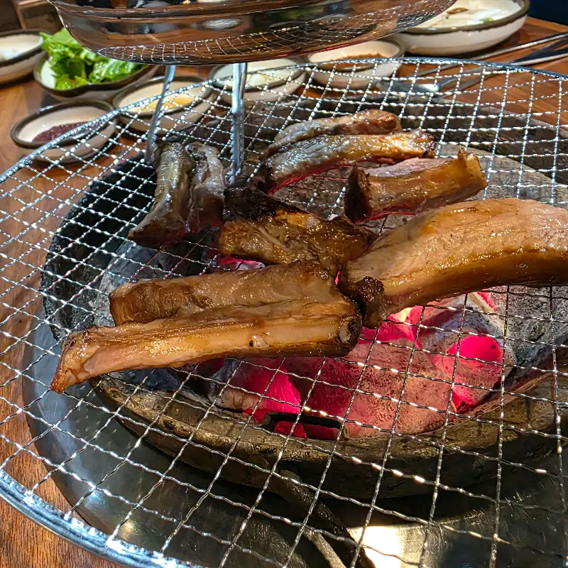 숯불 위에서 익어가는 쪽갈비