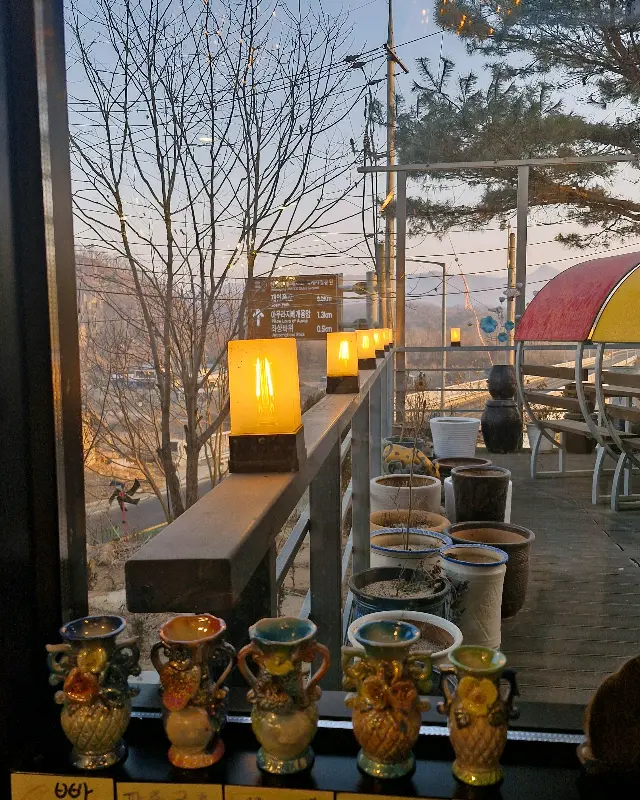 통창 너머로 보이는 한탄강의 아름다운 풍경.