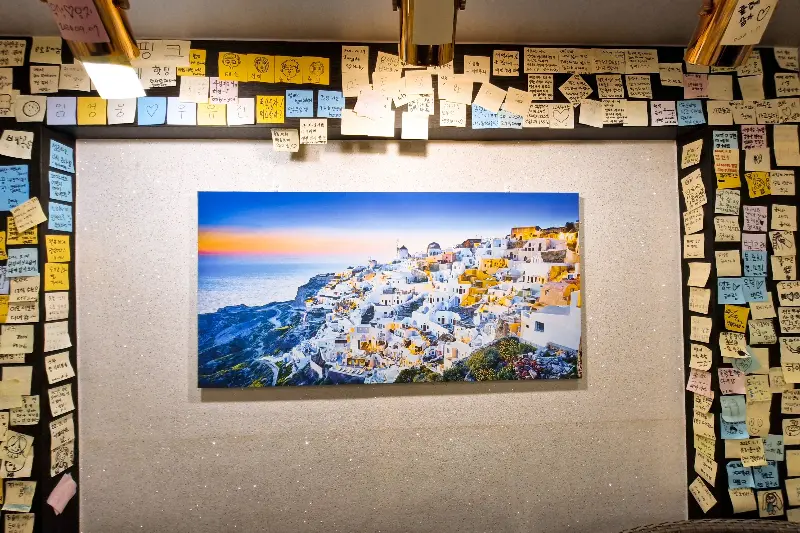 벽면을 가득 채운 방문객들의 포스트잇.