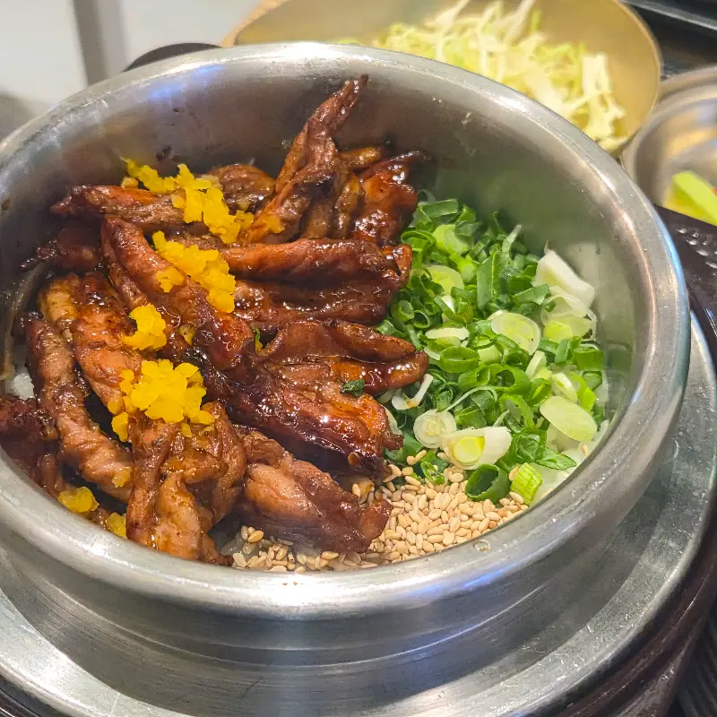 닭목살 솥밥의 먹음직스러운 모습
