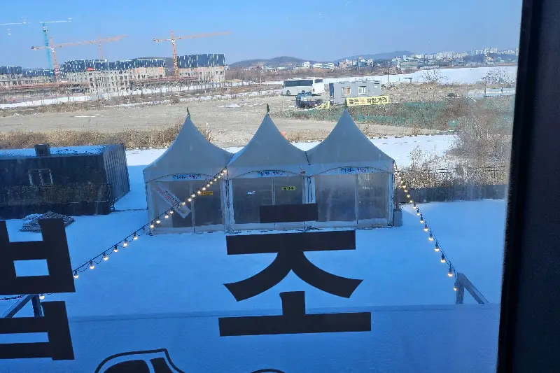 식당 밖 설경