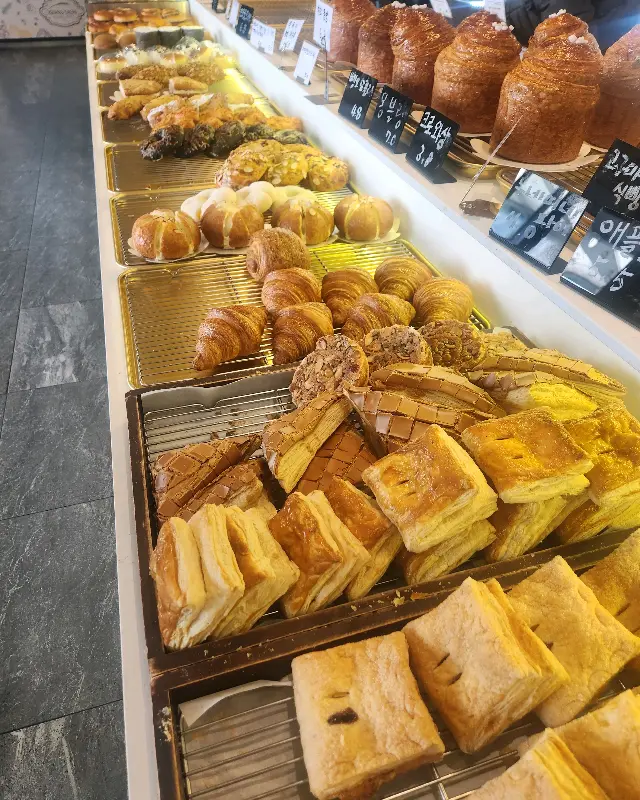 다양한 빵들이 진열된 모습