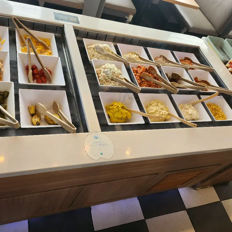 다양한 샐러드바 메뉴