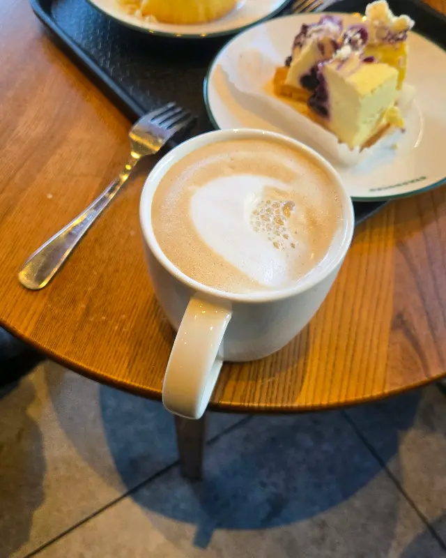 마블 치즈 케이크와 아메리카노