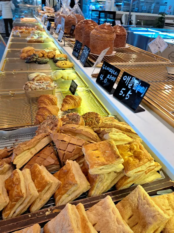 다채로운 빵들이 진열된 모습