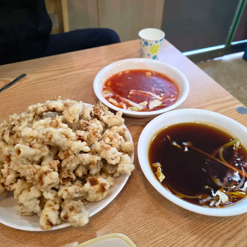 두 가지 소스가 함께 제공되는 탕수육