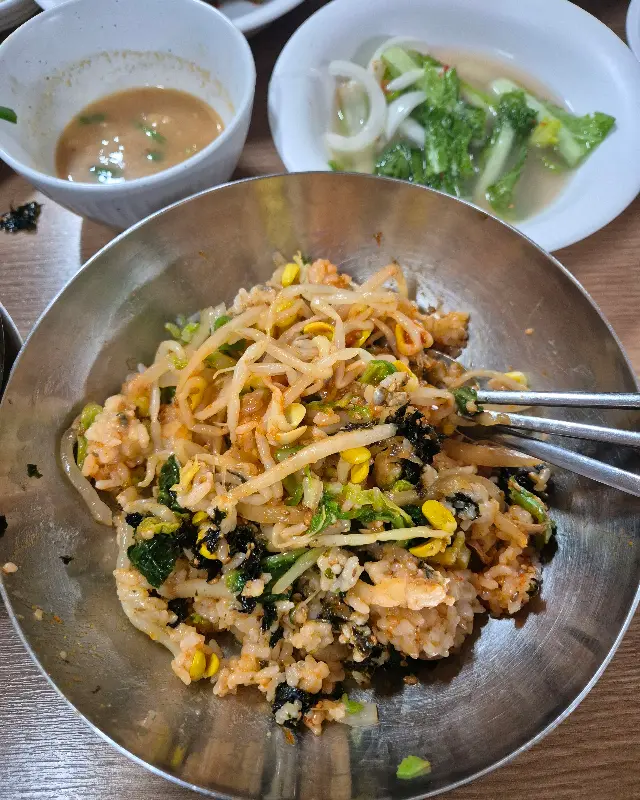 재첩 비빔밥의 모습