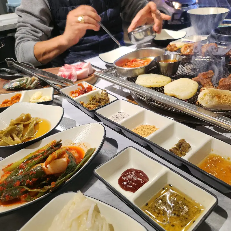 테이블 가득 채운 풍성한 음식들