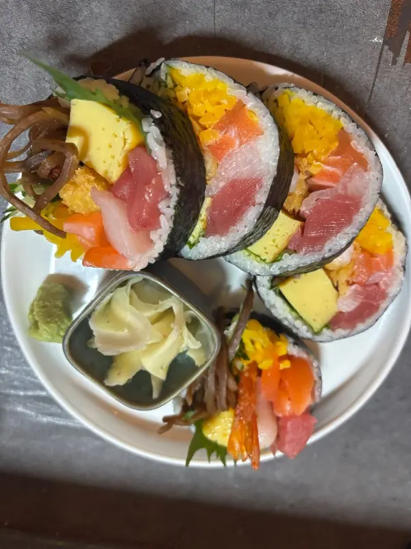 이진칸에서 맛있는 음식을 즐기는 사람들