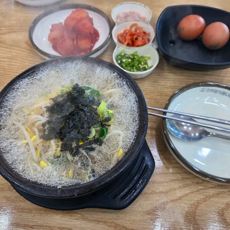 콩나물국밥에 계란을 풀어 넣은 모습