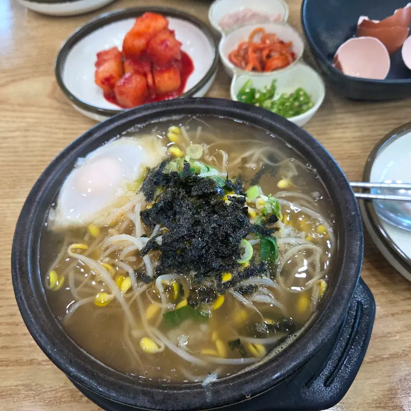 계란을 푼 콩나물국밥의 클로즈업