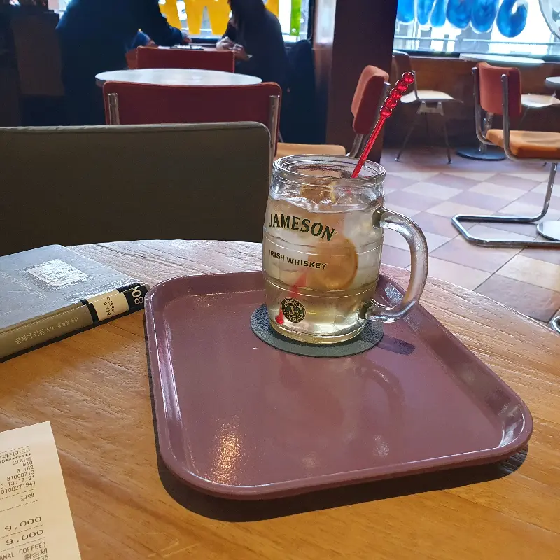 유리잔에 담긴 음료