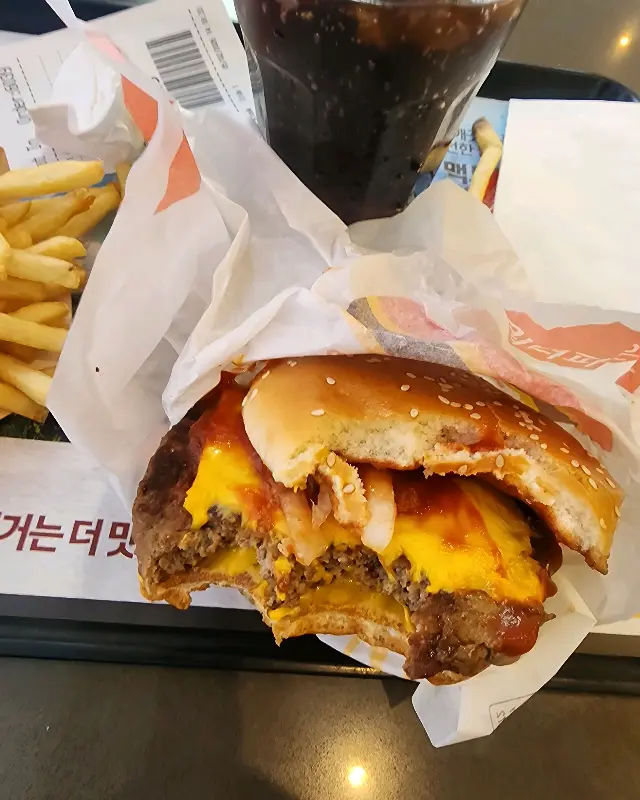 토마토 치즈 버거 단면