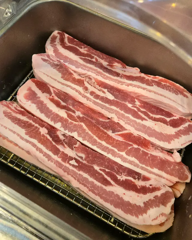 선명한 마블링을 자랑하는 삼겹살의 모습