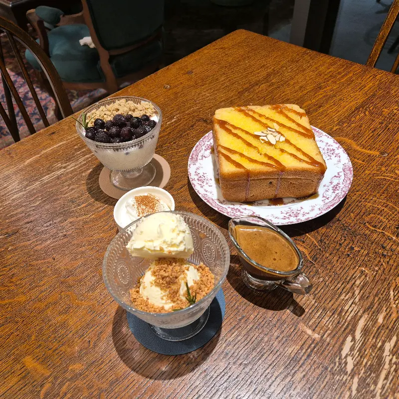 밤에 은은하게 빛나는 여누카페의 모습