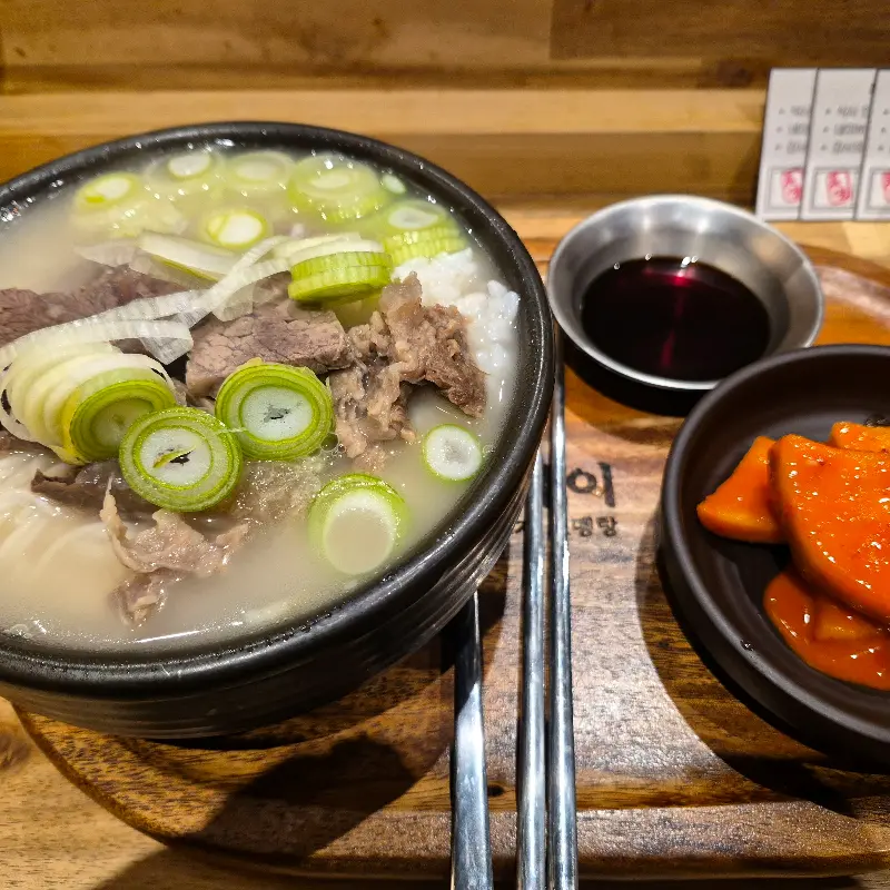 뽀얀 국물에 스지와 어묵이 가득한 우마이 스지 오뎅탕