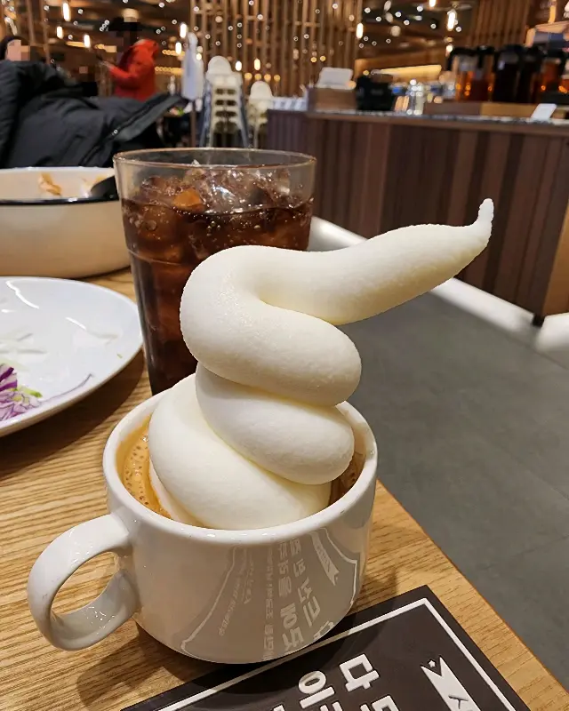 아포카토 위에 아이스크림이 올려져 있는 모습