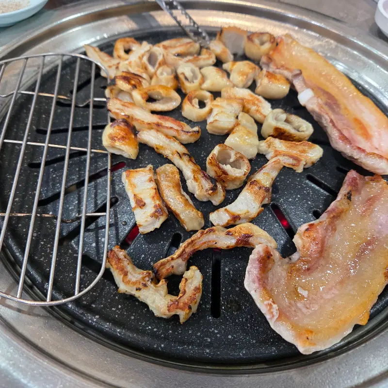 불판 위에서 익어가는 막창과 삼겹살