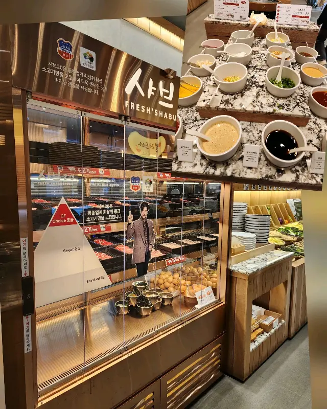 샐러드바에 소스와 샤브샤브 재료가 진열되어 있는 모습