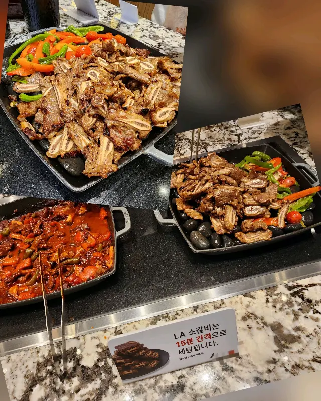 샐러드바에 LA갈비와 닭강정이 놓여 있는 모습
