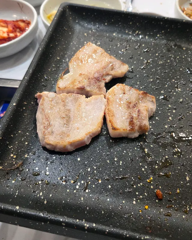 잘 구워진 삼겹살 단독 샷