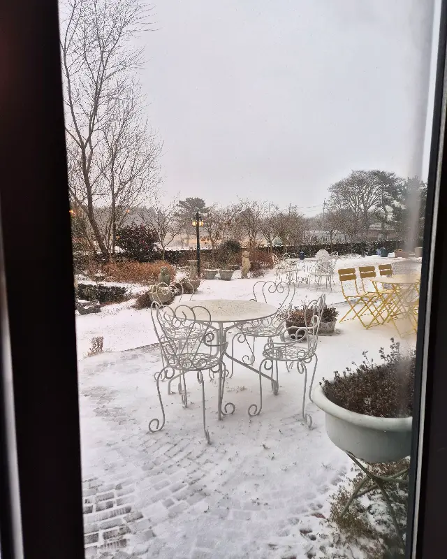 앤틱 소품이 가득한 카페 내부