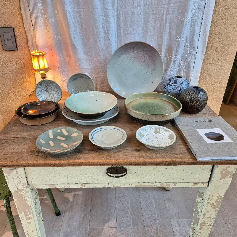 앤틱 테이블 위 아기자기한 도자기들