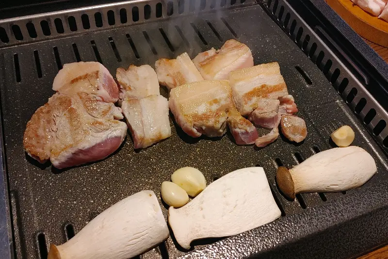 고기와 함께 구워먹는 김치의 환상적인 비주얼