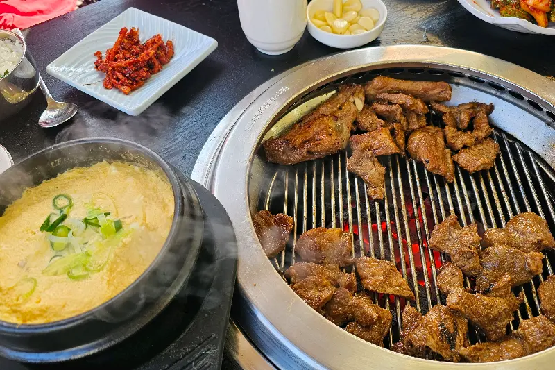 계란찜과 함께 구워지는 돼지갈비
