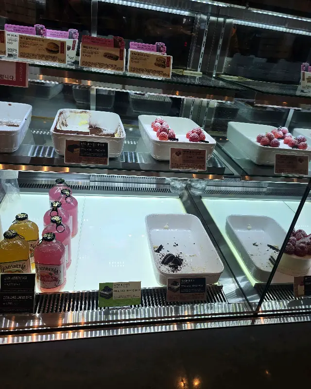 쇼케이스 안의 다양한 케이크들