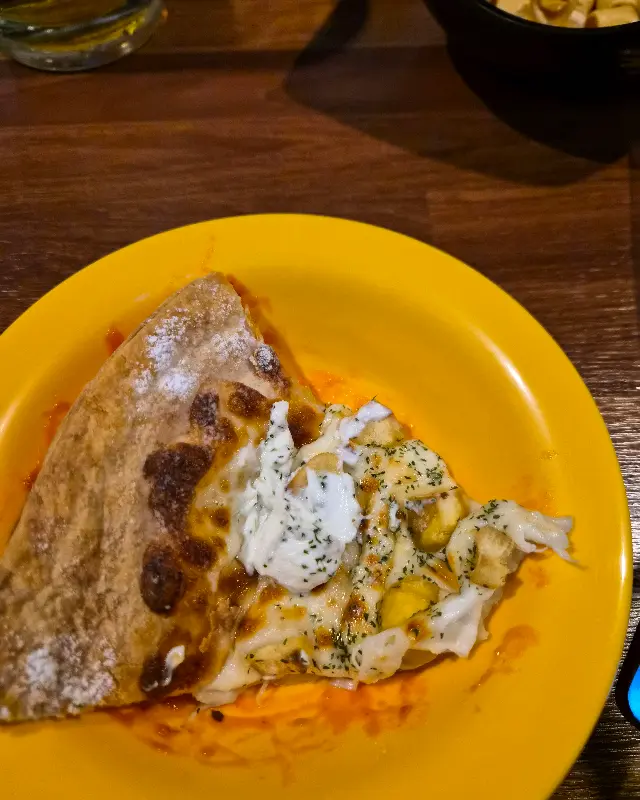 고르곤졸라 피자 한 조각을 클로즈업한 모습