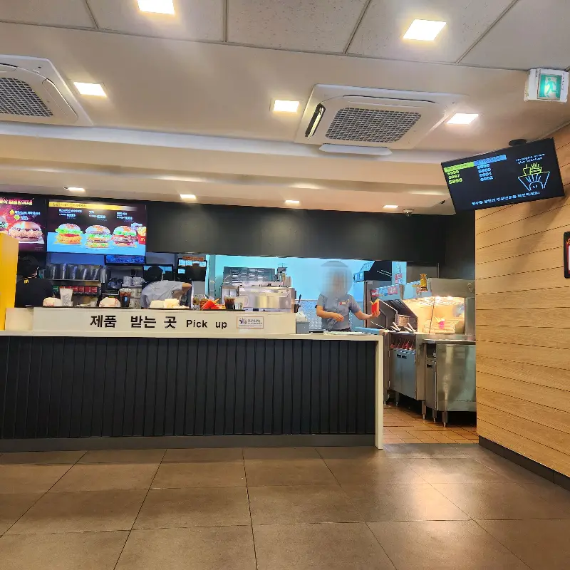 깔끔하고 넓은 맥도날드 매장 내부