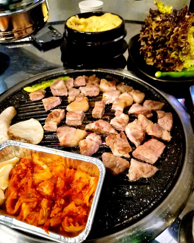 숯불 위에서 익어가는 고기