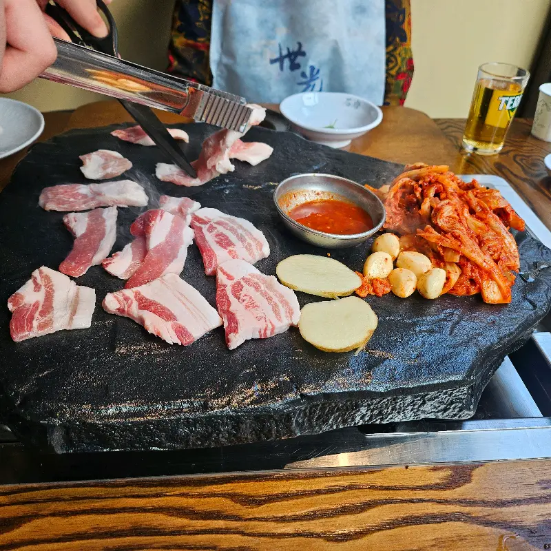 돌판 위 삼겹살과 김치의 조화
