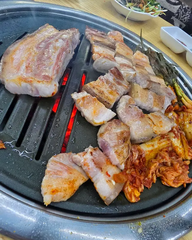 숯불 위에 구워지는 돼지고기