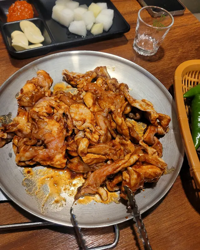 양념에 버무려진 닭어깨살 한 접시