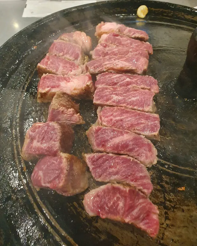 솥뚜껑 위에 올려진 삼겹살