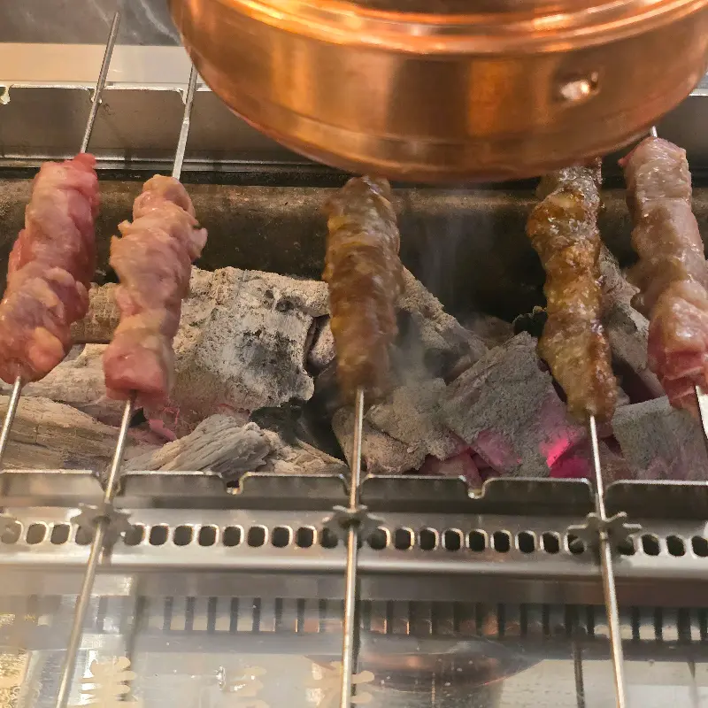숯불 위에서 익어가는 양꼬치