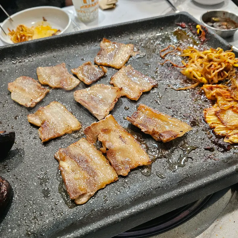 불판 위에서 익어가는 삼겹살