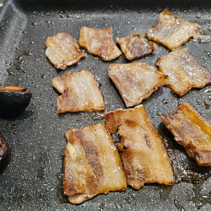 노릇하게 구워진 삼겹살