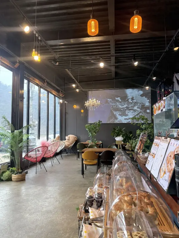 카페 내부 전경