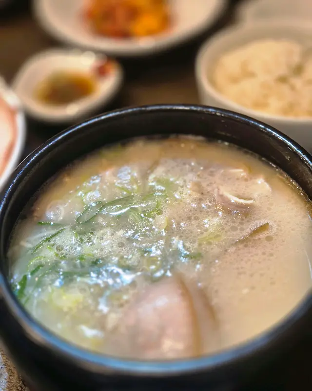 싱그러운 파가 얹어진 돼지국밥